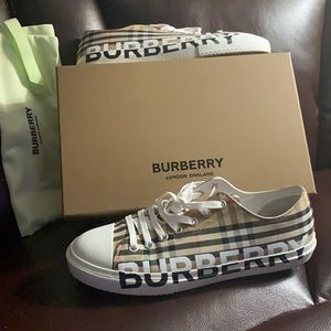 Authentic Logo Print Vintage Check Cotton Sneakers
“Only worn 1 time”